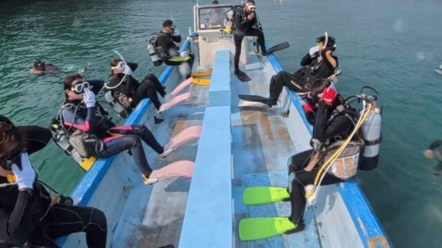 田子・瀬浜の貸切ボートで体験ダイビングの準備をする社員旅行の参加者