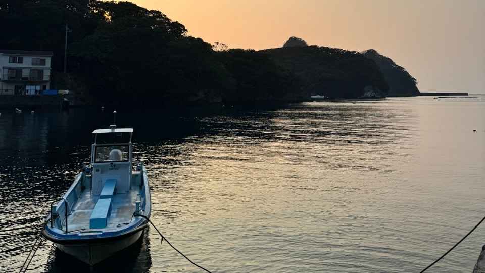 体験ダイビング終了後の田子・瀬浜とボートの夕景