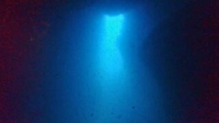 雲見ダイビングの洞窟出口から差し込む青い光