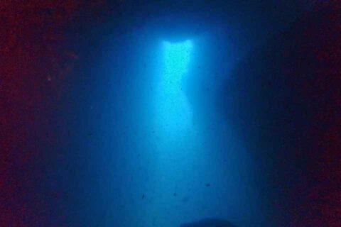 雲見ダイビングの洞窟出口から差し込む青い光