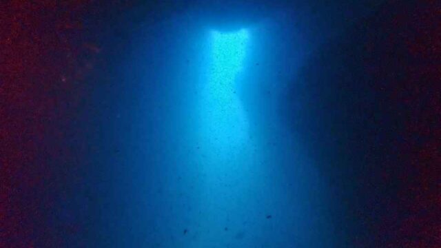 雲見ダイビングの洞窟出口から差し込む青い光