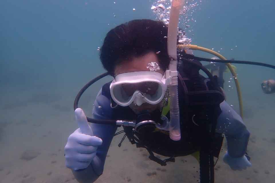 田子・瀬浜の水中で親指を立てる体験ダイビング参加者