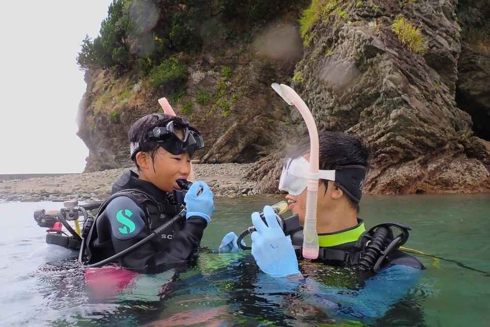 田子・瀬浜の水中で親指を立てる体験ダイビング参加者