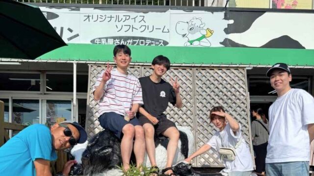田子ボートダイビングの帰りにグリーンヒル土肥で記念撮影する参加者