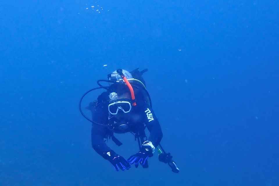 大瀬崎の青い海で中性浮力を練習する初心者ダイバー