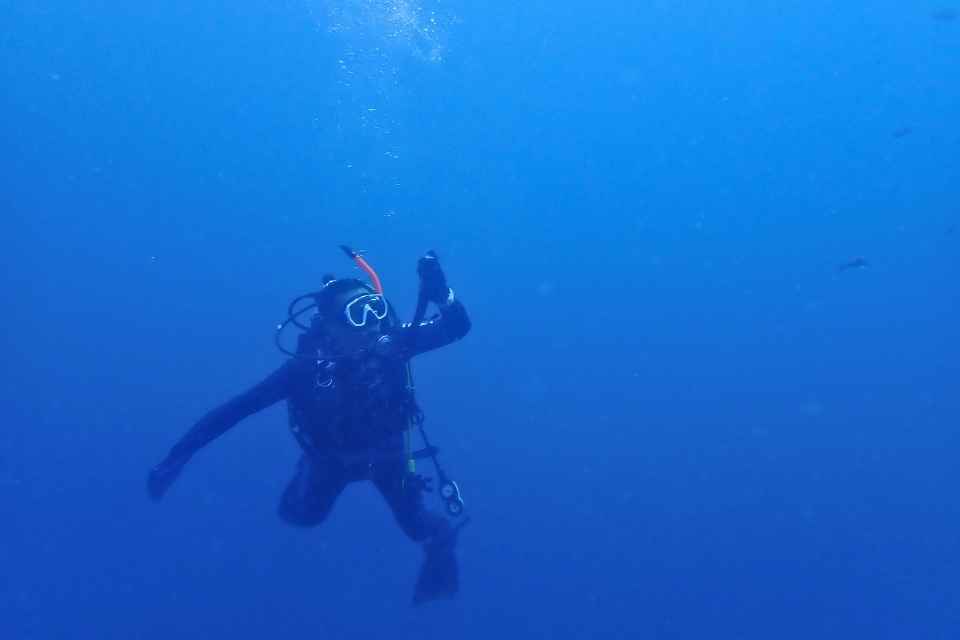 大瀬崎で水深の変化に対応して上半身を起こしてBCDの空気を抜いてるダイバー