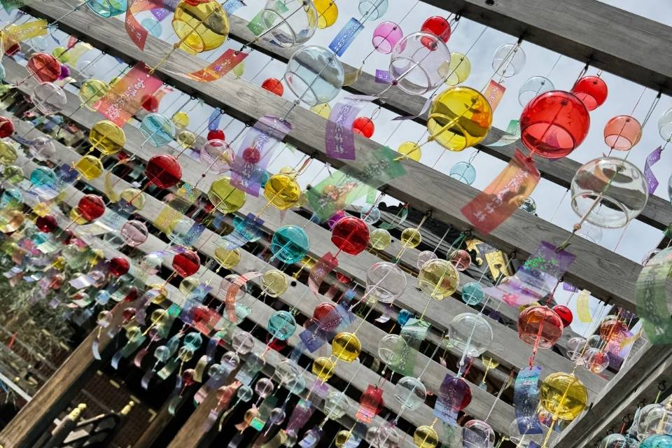 富士市三日市浅間神社の七夕風鈴祭り｜色とりどりの風鈴が並ぶ境内
