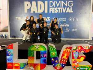 「PADIダイビングフェスティバルで仲間と記念撮影するダイバーたち」