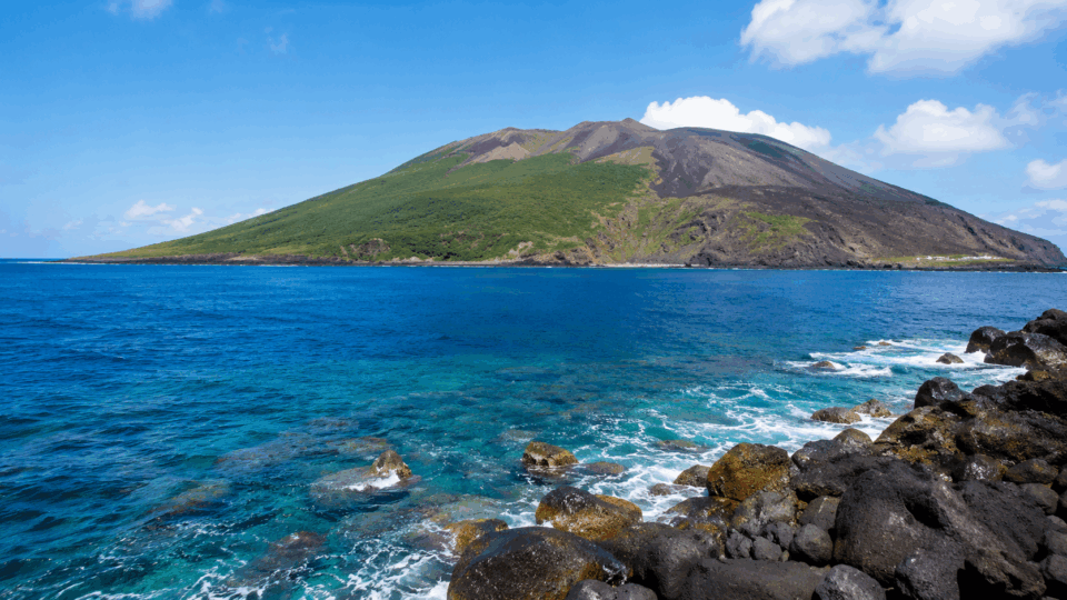 三宅島の火山地形と黒潮の青い海をイメージした海岸風景