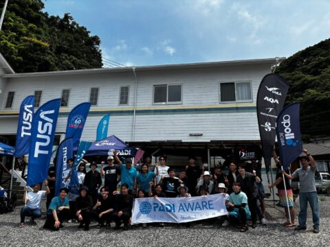 東伊豆赤沢で開催されたPADI Dive Against Debris海中清掃イベントに参加したダイバーたちの集合写真
