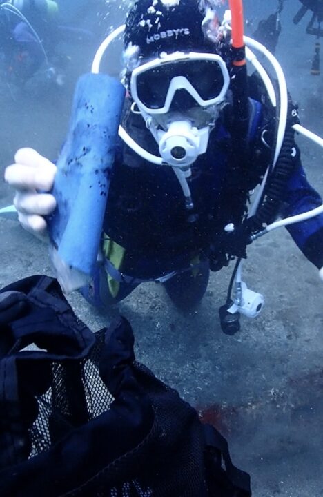海中で見つけたゴミを回収する様子。
小さな行動の積み重ねが、伊豆の海を守る力になります。
