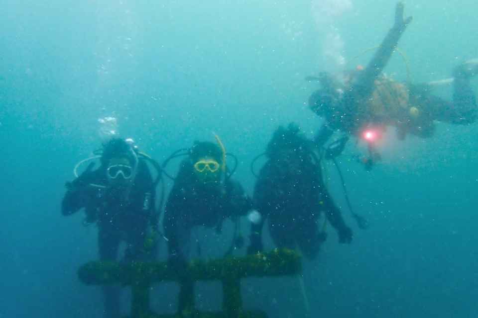 大瀬崎湾内で中性浮力を練習しながら泳ぐ体験ダイビングゲスト