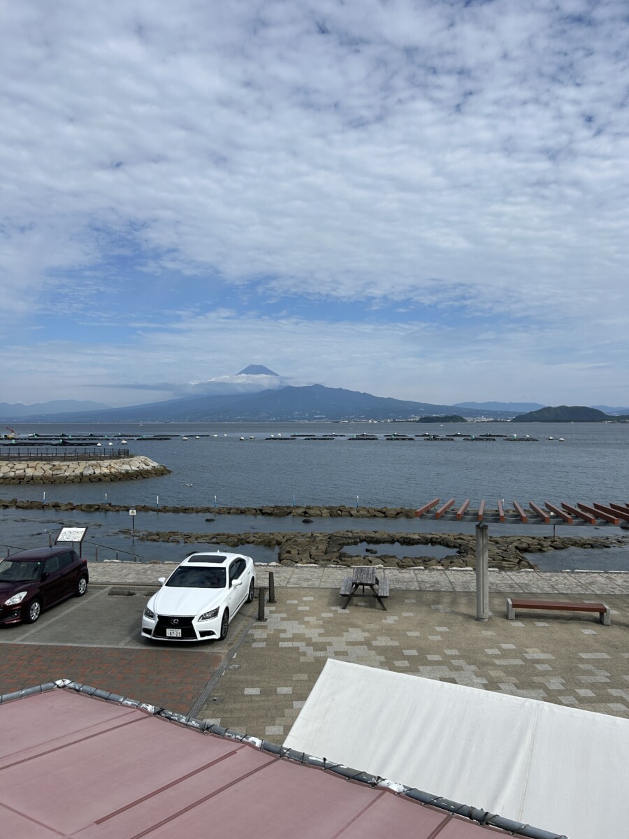 富士山を背景にした伊豆でダイビング講習をしながら水面より眺め。海越しに見える景色と富士山の写真。