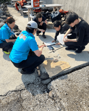 東伊豆赤沢で開催されたPADI Dive Against Debrisで回収した海洋ゴミを分類・記録する参加ダイバー
