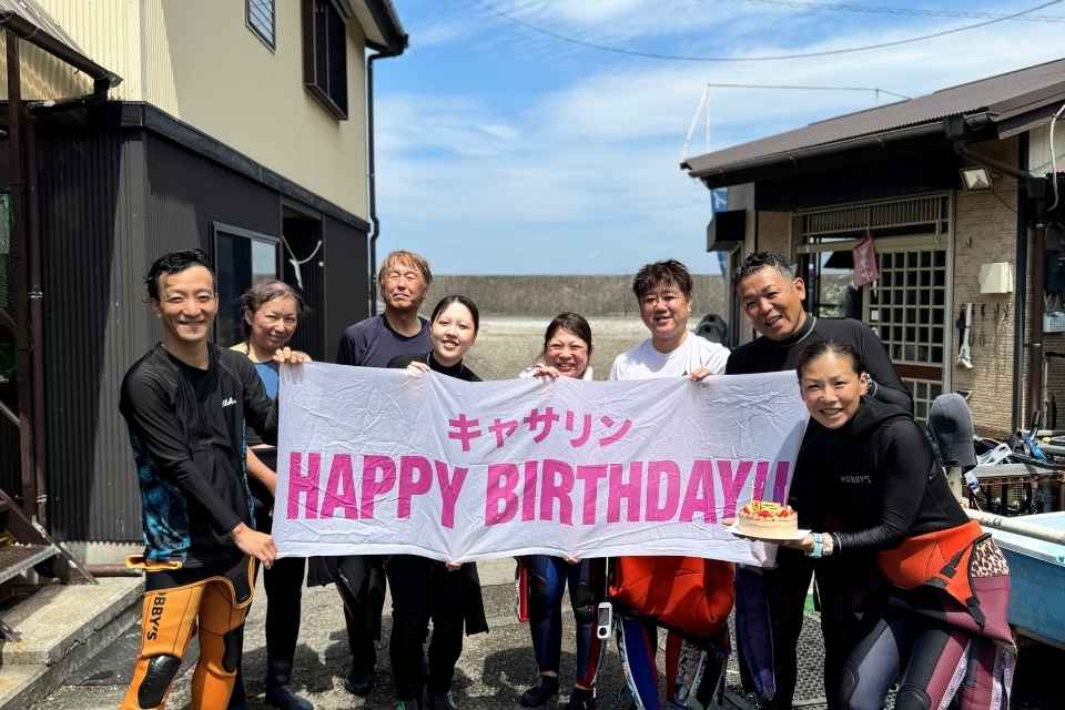 ダイビング参加者の皆さんでCatherineの誕生日を祝う集合写真