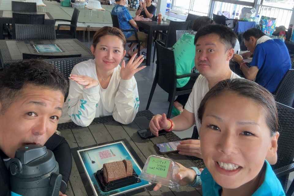 大瀬崎でCatherineの誕生日をケーキで祝うゲストとスタッフ