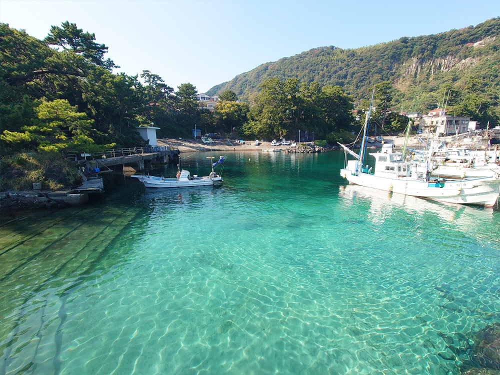 富戸の港と透明感のある東伊豆の海