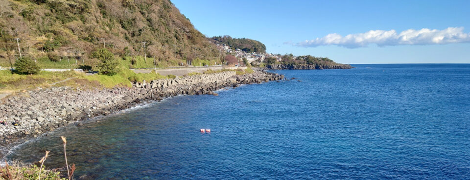 富戸の海岸と東伊豆の海を望むダイビングポイント