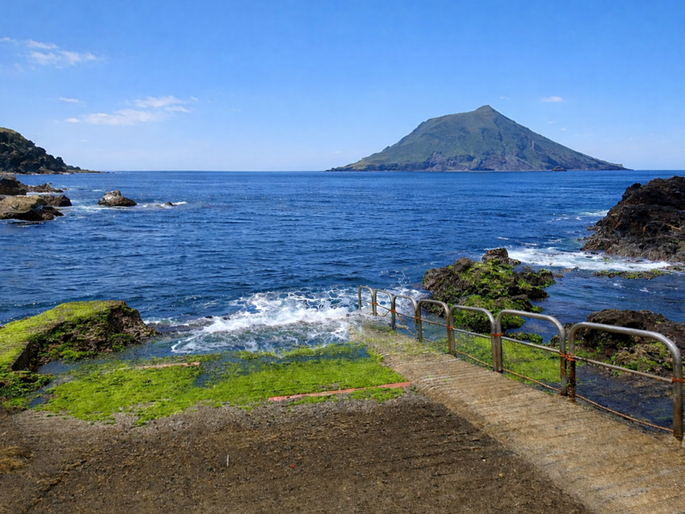 八丈島の海と遠くに見える八丈小島