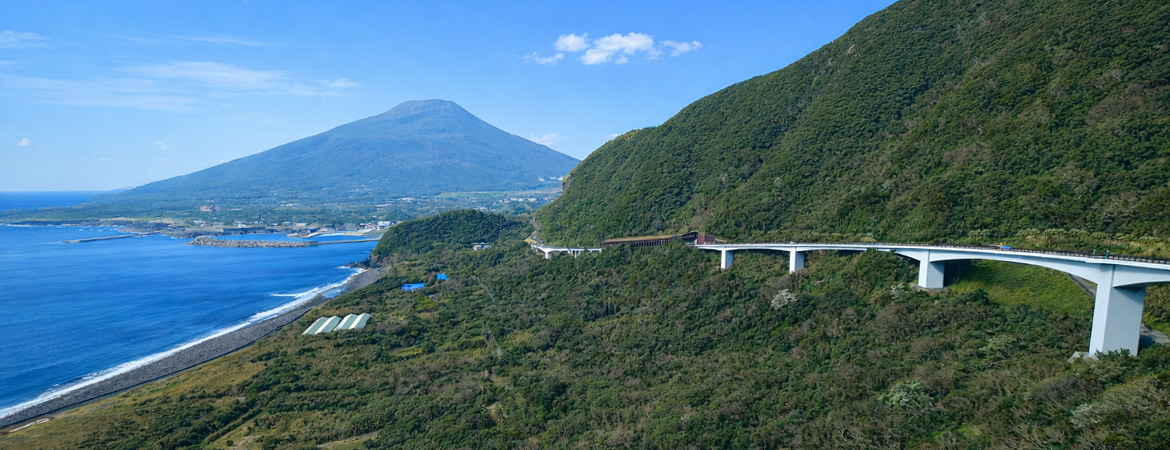 八丈島の海と八丈富士を望む伊豆諸島の景色