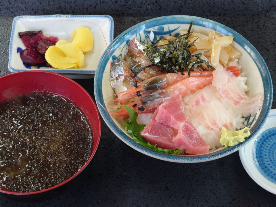 初島ツアーの昼食で楽しめる現地食堂の海鮮丼