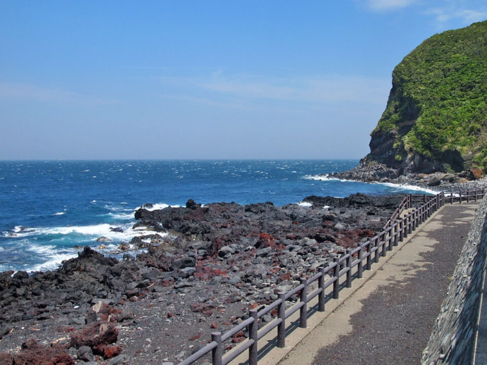 伊豆大島の火山岩が広がる海岸線と青い海
