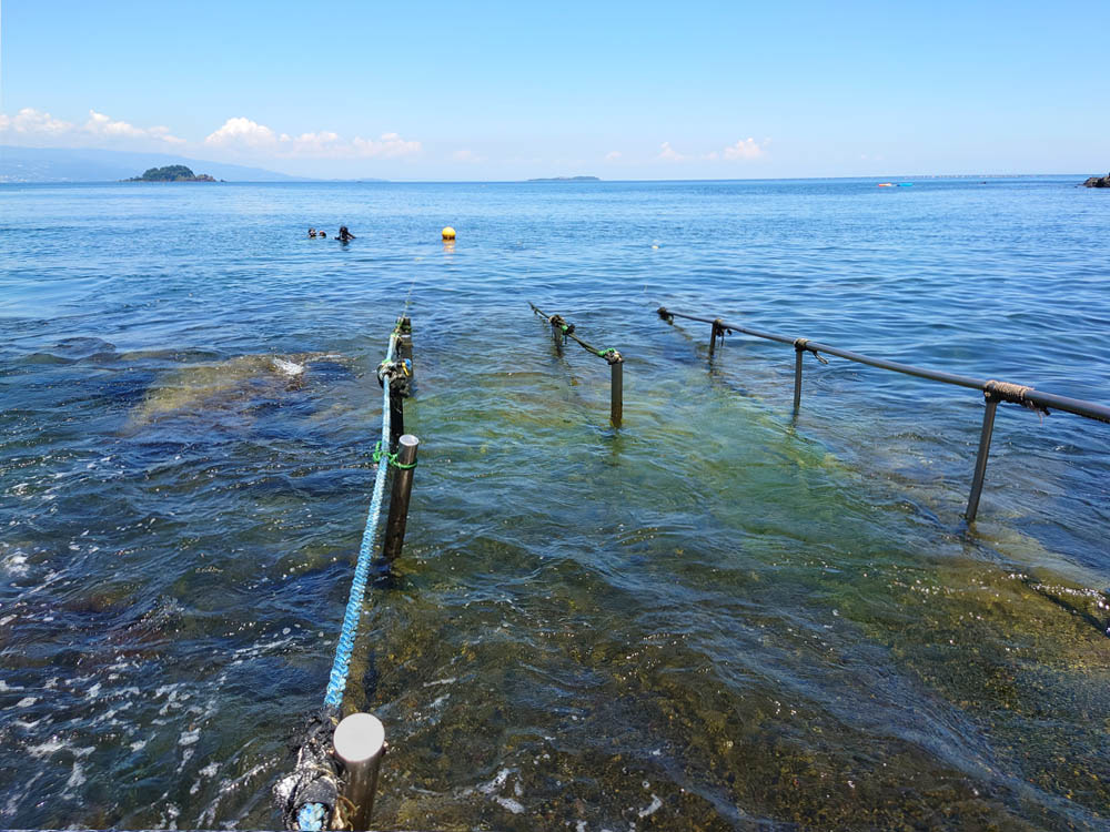 川奈のビーチエントリーと穏やかな東伊豆の海