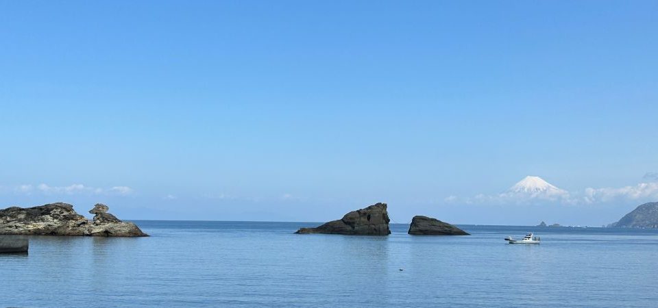 雲見ダイビングポイントと富士山を望む西伊豆の海