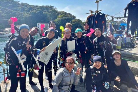 西伊豆でダイビングを楽しんだゲストとスタッフの集合写真