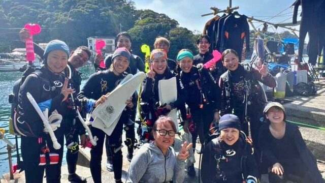 西伊豆でダイビングを楽しんだゲストとスタッフの集合写真