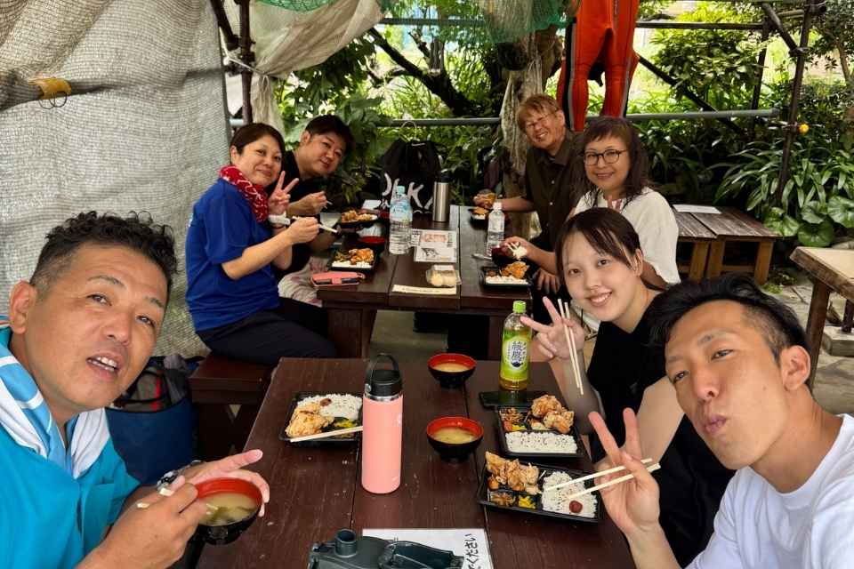 西伊豆ダイビングの休憩中に参加者とスタッフで昼食を楽しむ様子