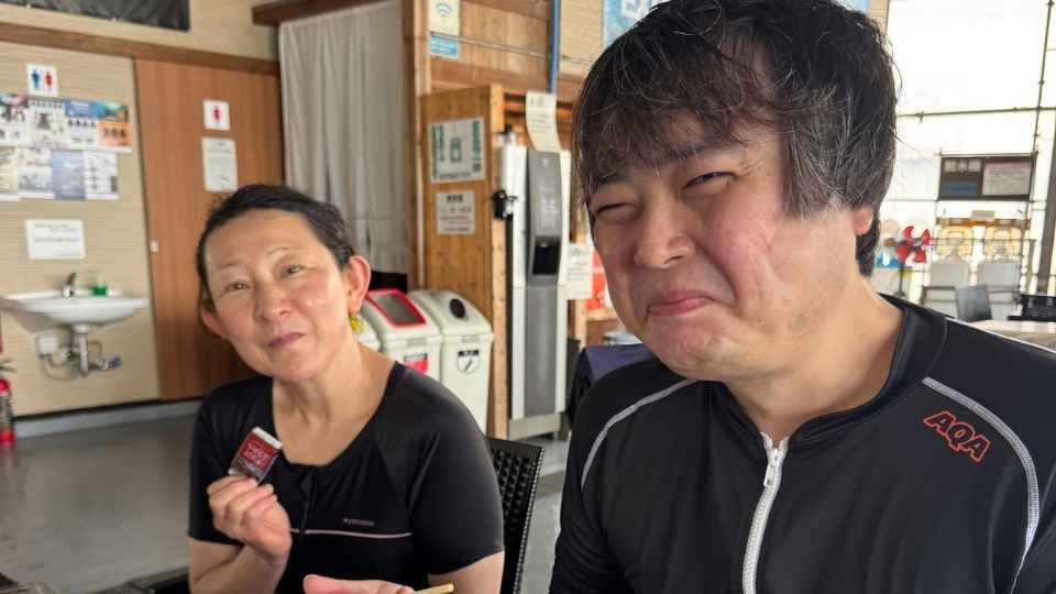 大瀬崎ファンダイビング後のランチを楽しむ参加者