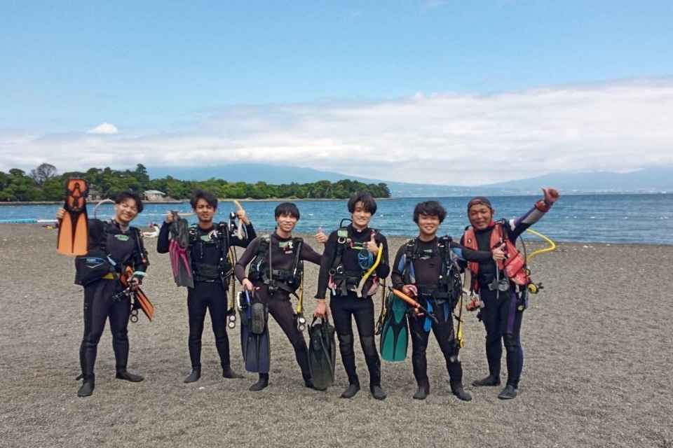 大瀬崎の体験ダイビングに参加した皆さんとPeacefulスタッフの集合写真