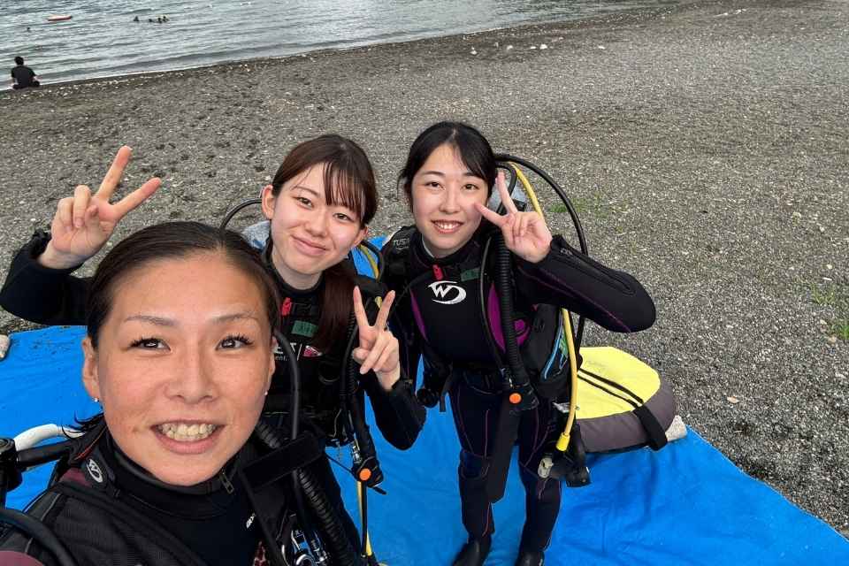 大瀬崎でダイビングを楽しむCatherineと女性ゲスト