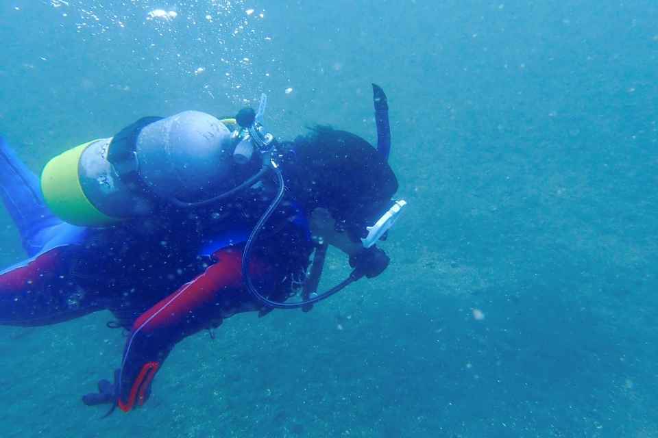 大瀬崎で中性浮力を保ちながら泳ぐダイバー