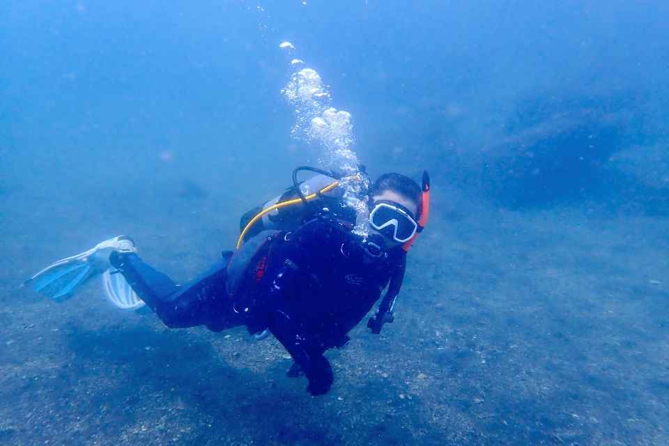 大瀬崎湾内で中性浮力を確認しながら泳ぐ久しぶりのダイバー