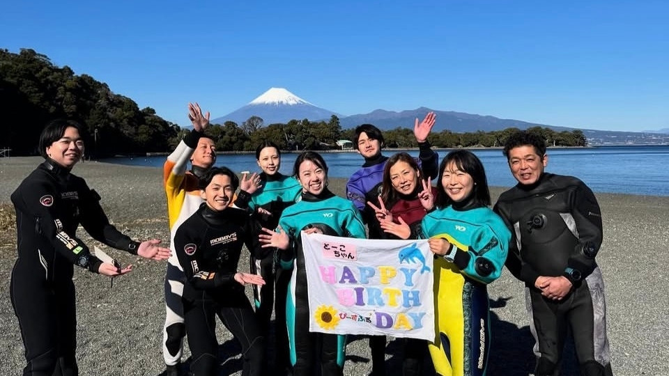 東海道新幹線沿線から三島駅集合で西伊豆ダイビングに参加するダイバーと富士山の集合写真